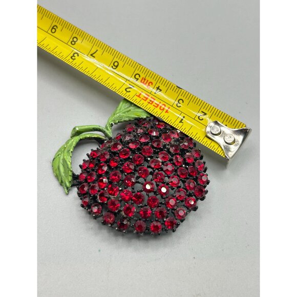 Vintage Signed WEISS Japanned Apple Pin Brooch Red Rhinestones Green Enamel Leaf - Picture 7 of 7